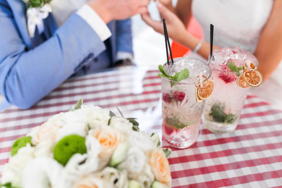 alkohola kokteiļi kāzu galdā