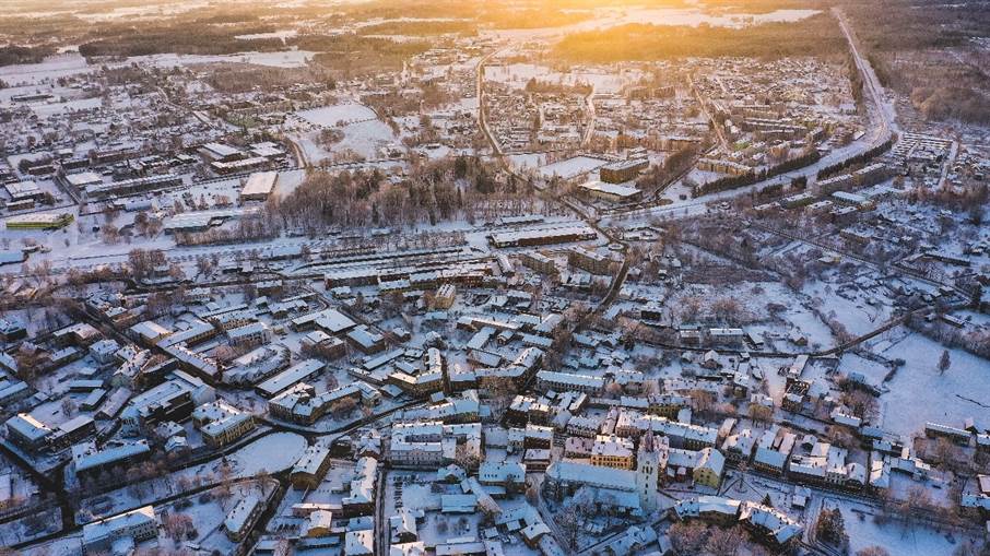 cēsu pilsētas panorāma ziemā - skats no augšas