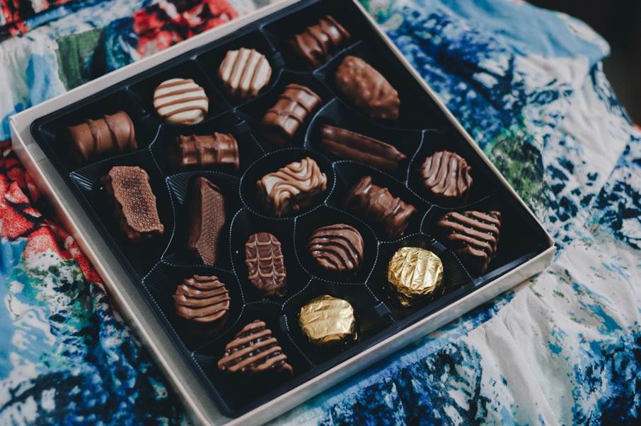 šokolādes konfektes atvērtajā kastē