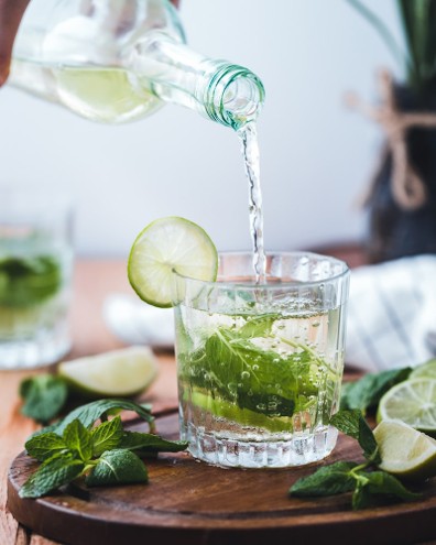 Mojito kokteilis ar piparmētrām un laimu